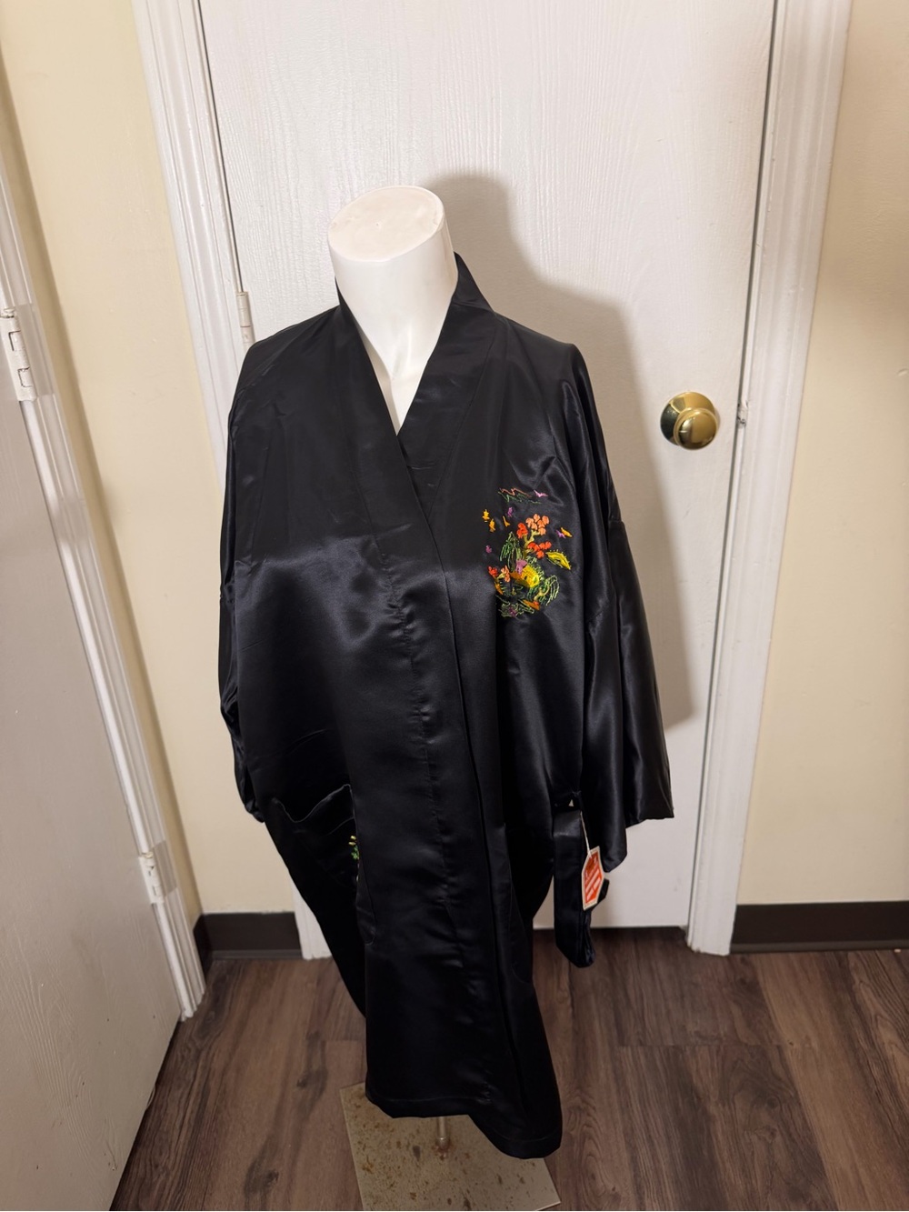 Golden Bee Vtg Chinese Embroidered Silky Satin Kimono Robe Size M Black NWT